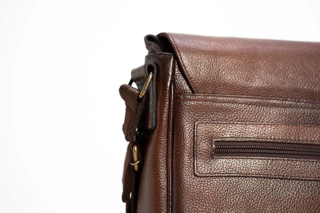 Close-up of the rear zippered pocket and leather grain on the Artelio brown crossbody bag