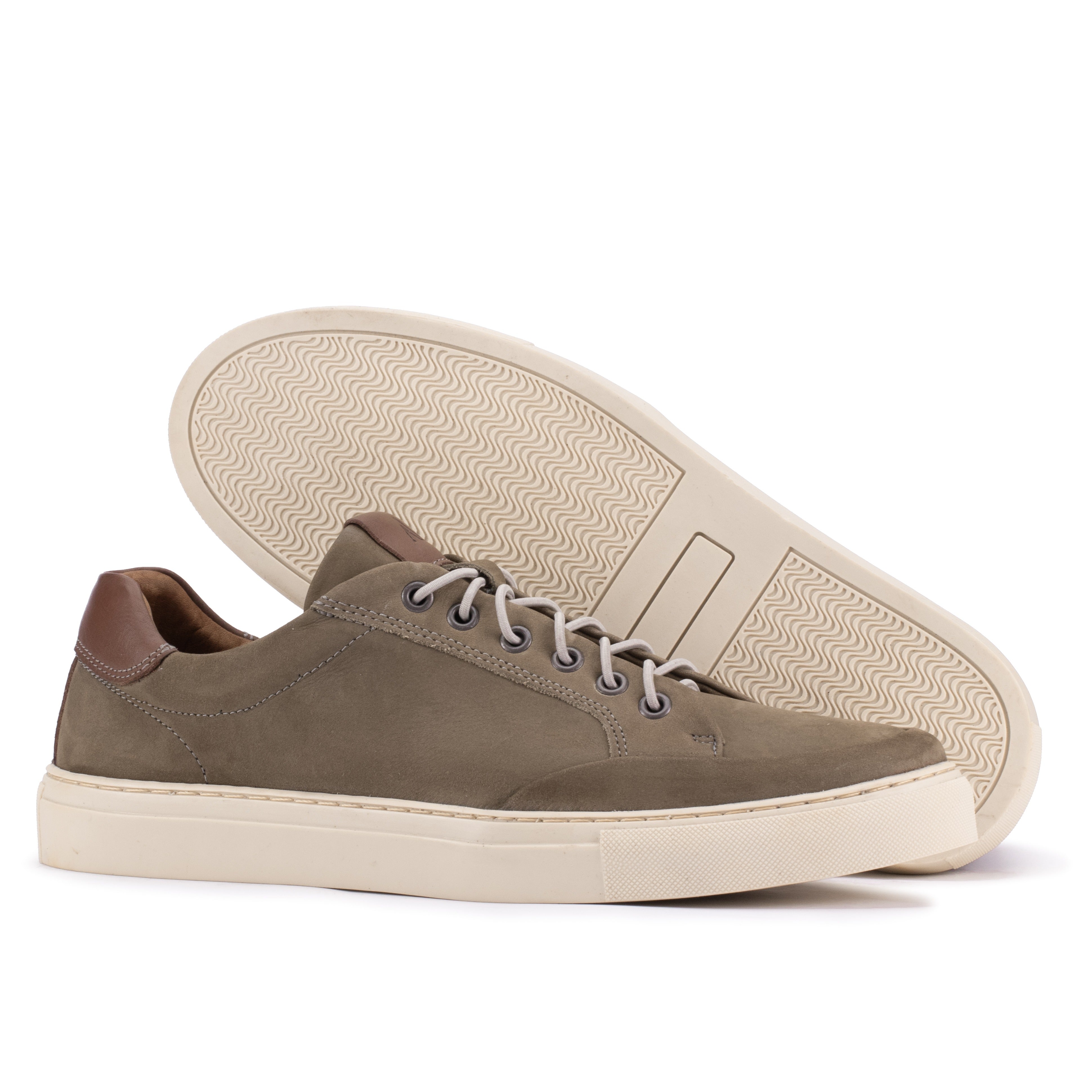 Sole detail of the Artelio Elasticore gray nubuck sneaker with a flexible grippy rubber sole