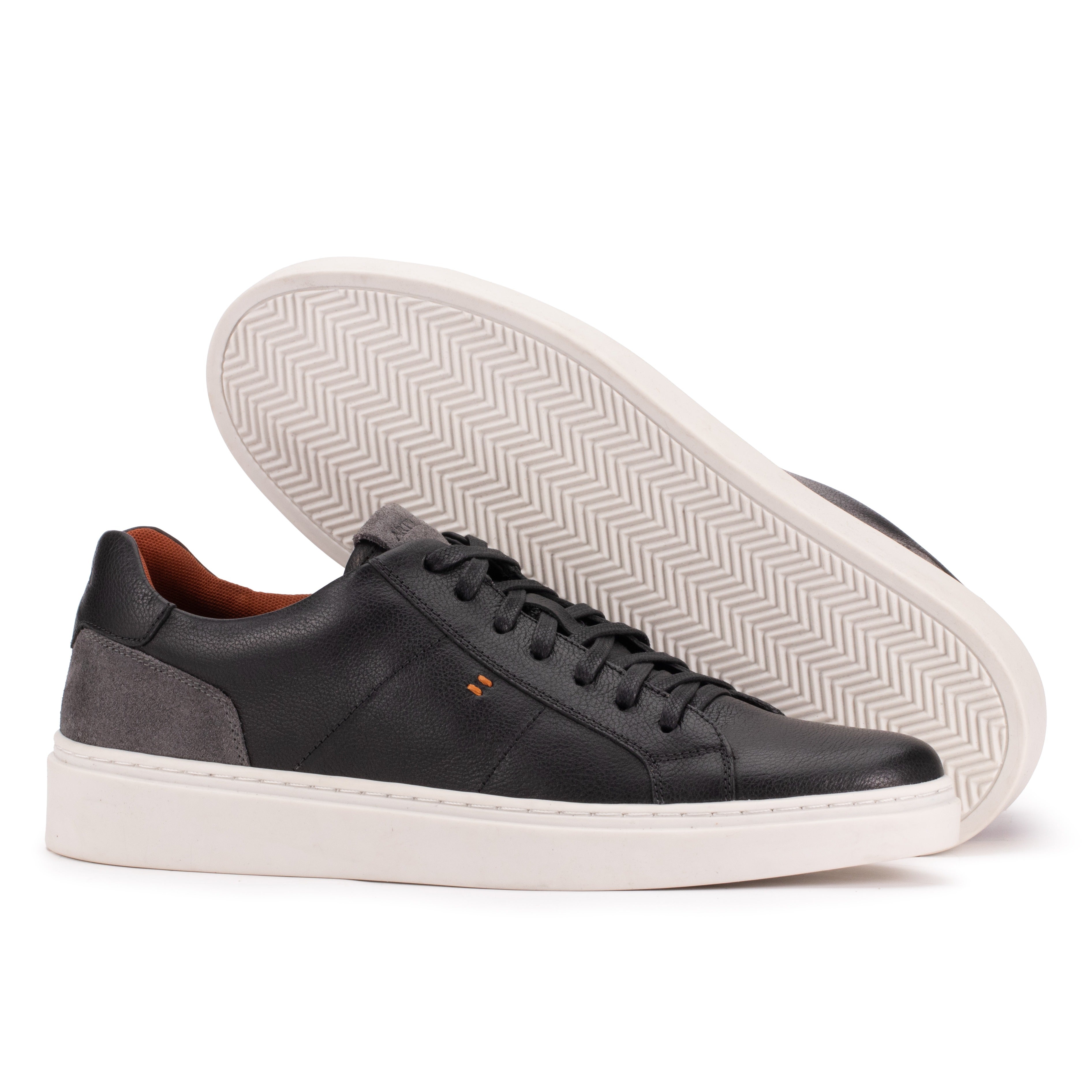 Sole detail of the Artelio Heritage black and gray leather sneaker with a grippy rubber sole