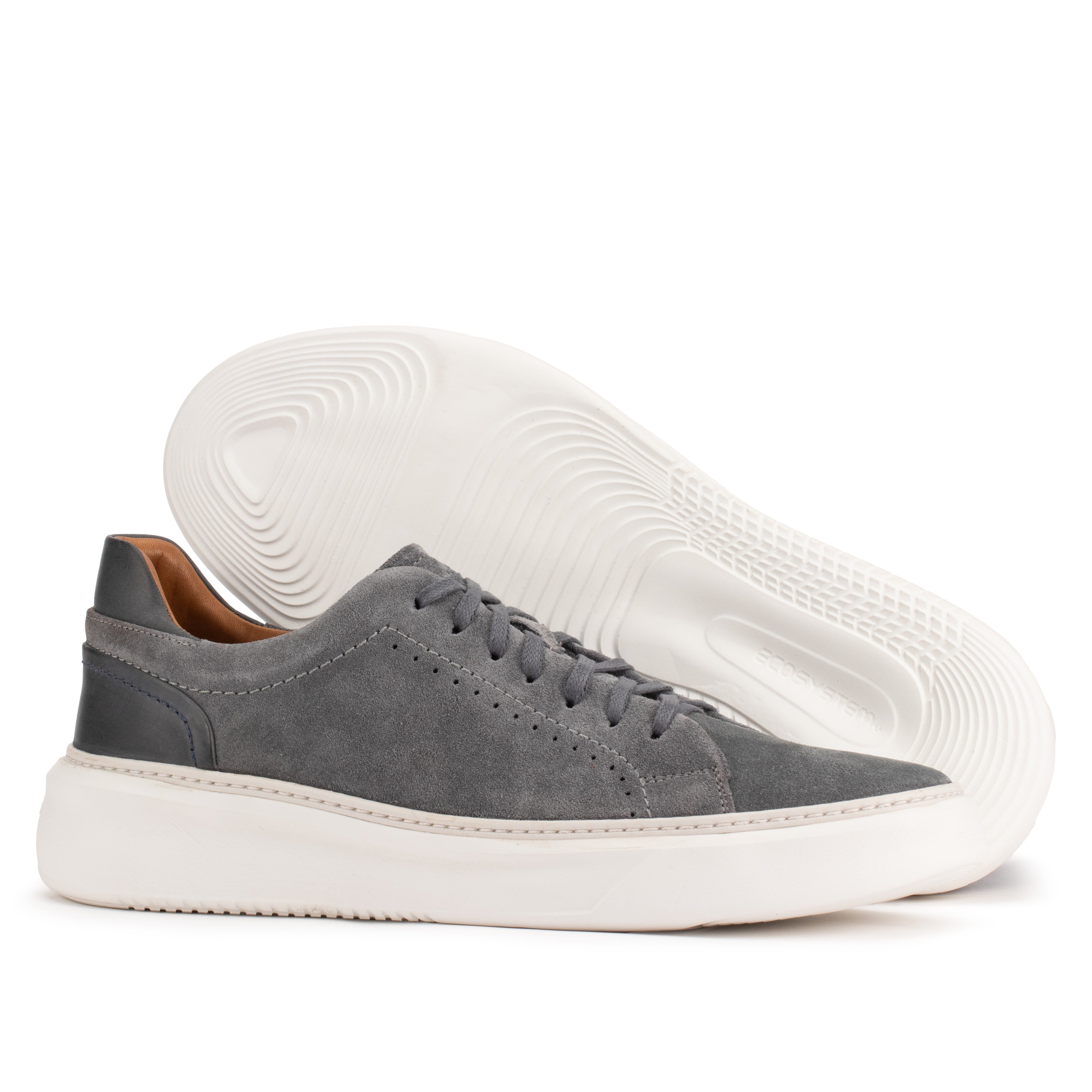Sole detail of the Artelio Riviera 2.0 dark gray suede sneaker with a lightweight white cushioned sole