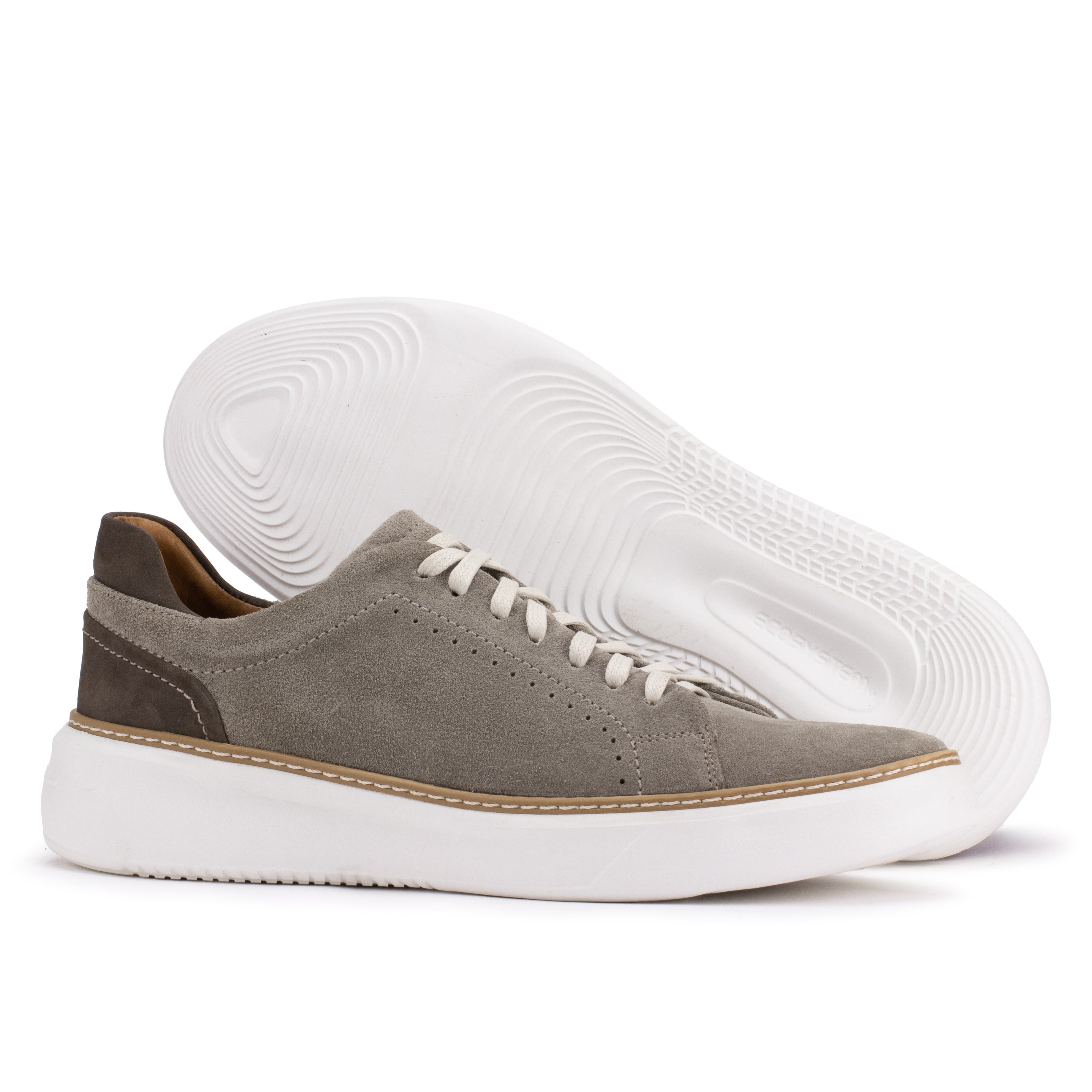 Sole detail of the Artelio Riviera 2.0 light gray suede sneaker with a lightweight white cushioned sole